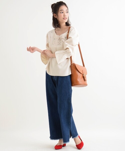 MAJESTIC LEGON(マジェスティックレゴン)の「【amelier】スリットフレアデニムパンツ(パンツ・レディース・ブルー/サックス・S/M)」の3枚目の写真