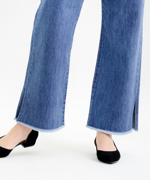 MAJESTIC LEGON(マジェスティックレゴン)の「【amelier】スリットフレアデニムパンツ(パンツ・レディース・ブルー/サックス・S/M)」の13枚目の写真