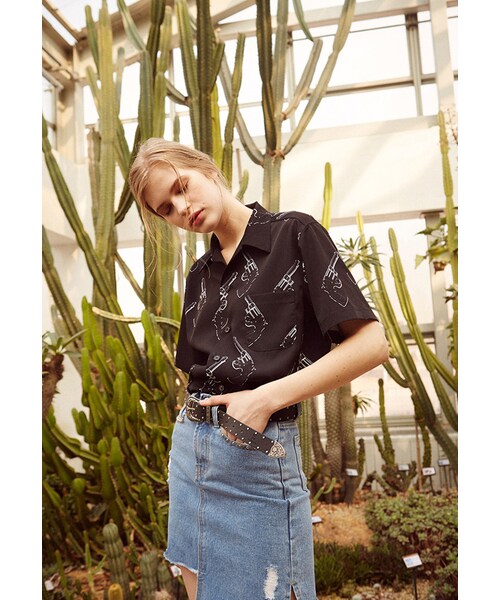 13MONTH(サーティーンマンス)の「17SS手槍圖案黑色襯衫(トップス・レディース・黑色・M/L)」の5枚目の写真