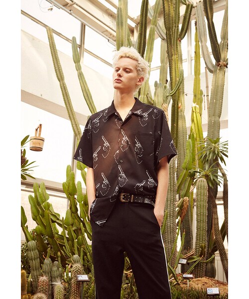 13MONTH(サーティーンマンス)の「17SS手槍圖案黑色襯衫(トップス・レディース・黑色・M/L)」の3枚目の写真