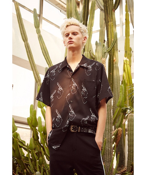 13MONTH(サーティーンマンス)の「17SS手槍圖案黑色襯衫(トップス・レディース・黑色・M/L)」の2枚目の写真