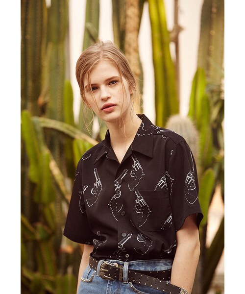 13MONTH(サーティーンマンス)の「17SS手槍圖案黑色襯衫(トップス・レディース・黑色・M/L)」の6枚目の写真