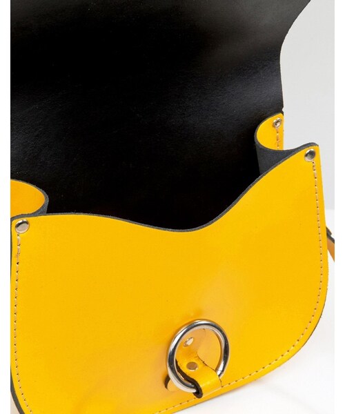 no brand（ノーブランド）の「Leather Satchel Company Saddle Bag with Bull Ring Closure（ショルダーバッグ・レディース・Double yellow・One Size）」の3枚目の写真