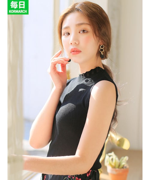 KORMARCH(コマチ)の「ウェーイブネックラインニットスリムスリーブレス(ニット/セーター・レディース・FREEサイズ)」の1枚目の写真