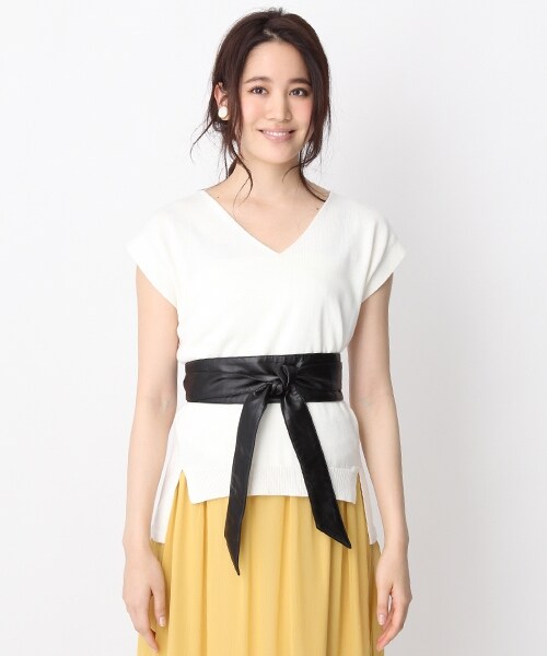 Andemiu（アンデミュウ）の「ベルトツキVネックニット（トップス・ホワイト/ネイビー）」の4枚目の写真