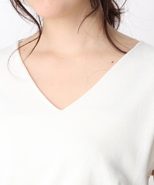 Andemiu（アンデミュウ）の「ベルトツキVネックニット（トップス・ホワイト/ネイビー）」の8枚目の写真