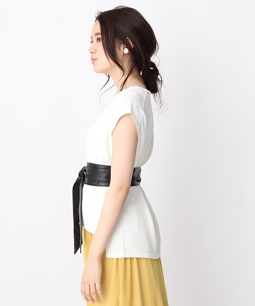 Andemiu（アンデミュウ）の「ベルトツキVネックニット（トップス・ホワイト/ネイビー）」の5枚目の写真