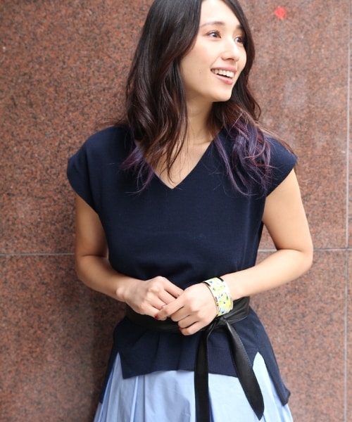 Andemiu（アンデミュウ）の「ベルトツキVネックニット（トップス・ホワイト/ネイビー）」の2枚目の写真