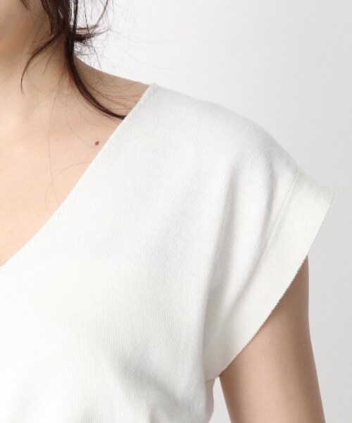 Andemiu（アンデミュウ）の「ベルトツキVネックニット（トップス・ホワイト/ネイビー）」の7枚目の写真