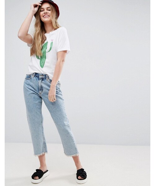 MONKI(モンキ)の「Monki Frayed Hem Acid Wash Mom Jeans(デニムパンツ・レディース・Blue・W32/W30/W31/W24/W26/W25/W27/W28/W29)」の2枚目の写真