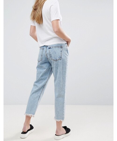 MONKI(モンキ)の「Monki Frayed Hem Acid Wash Mom Jeans(デニムパンツ・レディース・Blue・W32/W30/W31/W24/W26/W25/W27/W28/W29)」の3枚目の写真