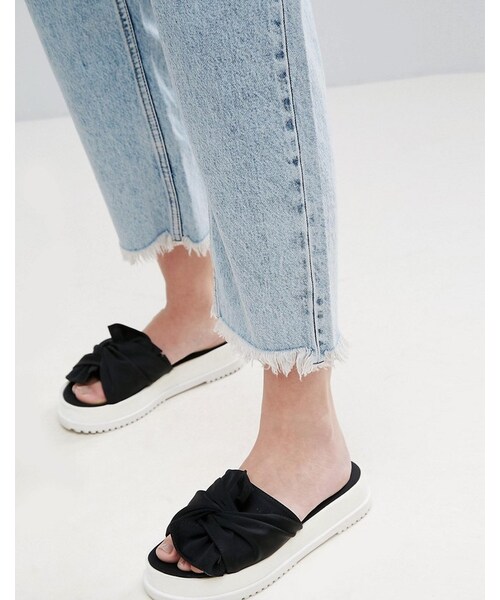 MONKI(モンキ)の「Monki Frayed Hem Acid Wash Mom Jeans(デニムパンツ・レディース・Blue・W32/W30/W31/W24/W26/W25/W27/W28/W29)」の4枚目の写真