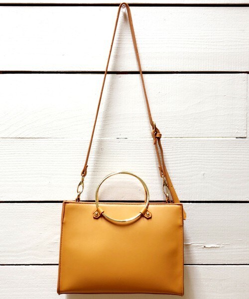 archives（アルシーヴ）の「フープリング持ち手ショルダー（ショルダーバッグ・レディース・オフホワイト/ブラック/キャメル・MEDIUM）」の3枚目の写真