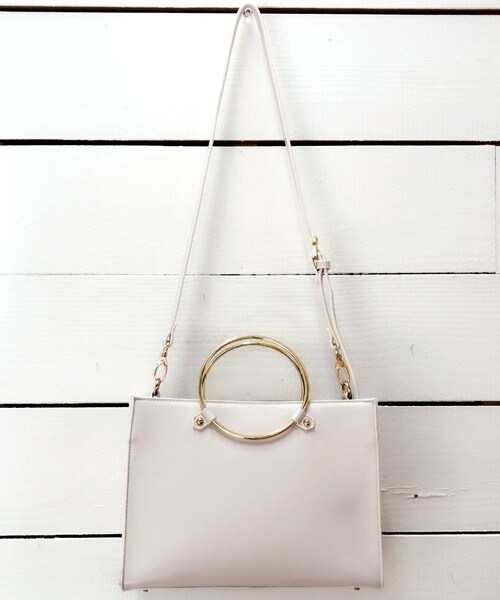 archives（アルシーヴ）の「フープリング持ち手ショルダー（ショルダーバッグ・レディース・オフホワイト/ブラック/キャメル・MEDIUM）」の4枚目の写真