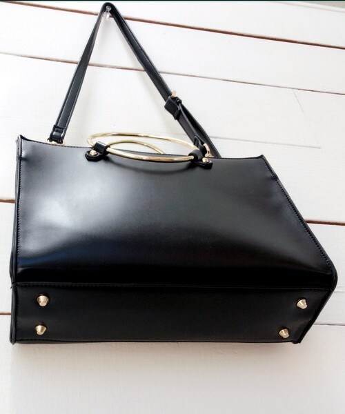 archives（アルシーヴ）の「フープリング持ち手ショルダー（ショルダーバッグ・レディース・オフホワイト/ブラック/キャメル・MEDIUM）」の7枚目の写真