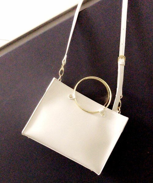 archives（アルシーヴ）の「フープリング持ち手ショルダー（ショルダーバッグ・レディース・オフホワイト/ブラック/キャメル・MEDIUM）」の2枚目の写真