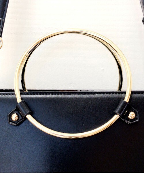 archives（アルシーヴ）の「フープリング持ち手ショルダー（ショルダーバッグ・レディース・オフホワイト/ブラック/キャメル・MEDIUM）」の8枚目の写真