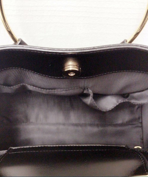 archives（アルシーヴ）の「フープリング持ち手ショルダー（ショルダーバッグ・レディース・オフホワイト/ブラック/キャメル・MEDIUM）」の11枚目の写真