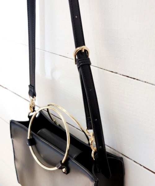 archives（アルシーヴ）の「フープリング持ち手ショルダー（ショルダーバッグ・レディース・オフホワイト/ブラック/キャメル・MEDIUM）」の6枚目の写真