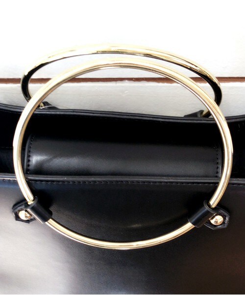 archives（アルシーヴ）の「フープリング持ち手ショルダー（ショルダーバッグ・レディース・オフホワイト/ブラック/キャメル・MEDIUM）」の9枚目の写真