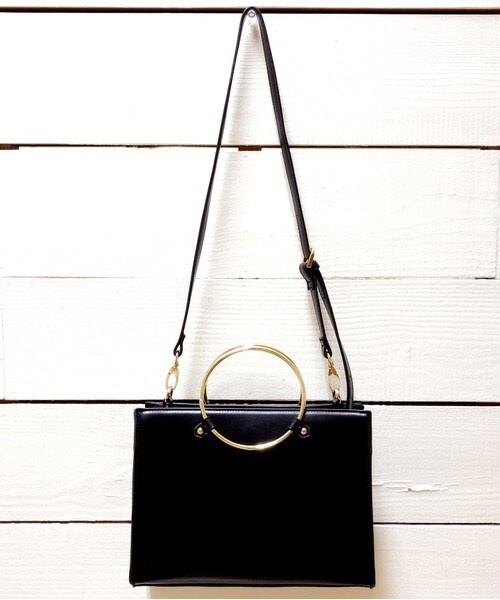 archives（アルシーヴ）の「フープリング持ち手ショルダー（ショルダーバッグ・レディース・オフホワイト/ブラック/キャメル・MEDIUM）」の5枚目の写真