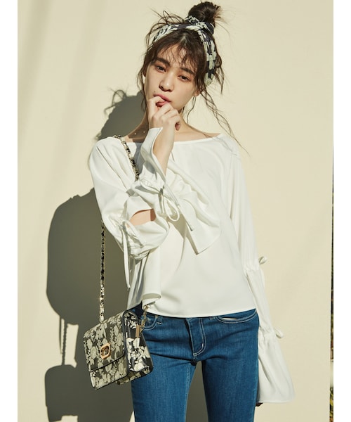 MURUA（ムルーア）の「【2017年春新作】VINTAGE FLOWERスカーフ（その他・レディース・ホワイト/ブラック・F）」の5枚目の写真