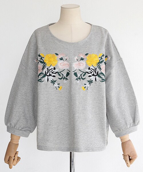 DHOLIC（ディーホリック）の「ラウンドネックフラワー刺繍スウェットTシャツ（スウェット・レディース・FREE）」の3枚目の写真