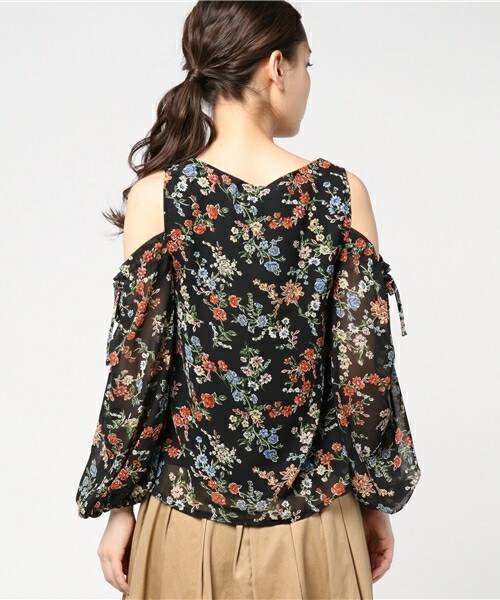Cheek（チーク）の「花柄シフォン楊柳オープンショルダーブラウス（シャツ/ブラウス・レディース・オフホワイト/ブラック/ミント・MEDIUM）」の6枚目の写真