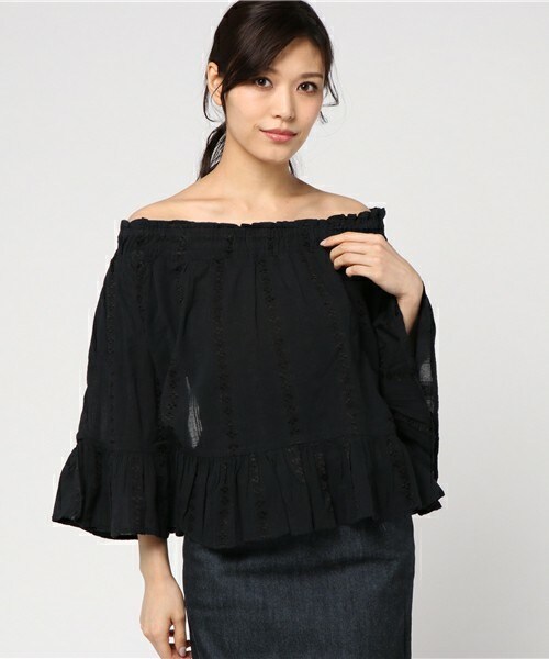 archives（アルシーヴ）の「ビスコスJQオフショルダーブラウス（シャツ/ブラウス・レディース・オフホワイト/ブラック/レッド・MEDIUM）」の2枚目の写真