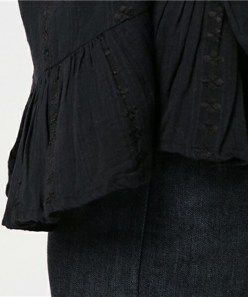 archives（アルシーヴ）の「ビスコスJQオフショルダーブラウス（シャツ/ブラウス・レディース・オフホワイト/ブラック/レッド・MEDIUM）」の9枚目の写真