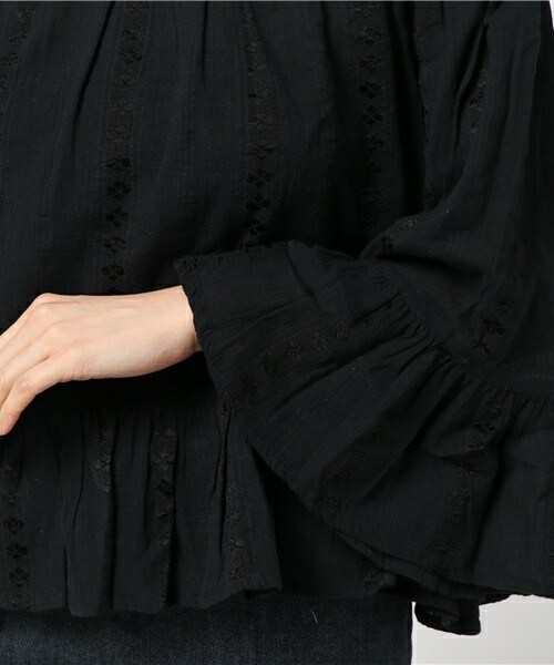 archives（アルシーヴ）の「ビスコスJQオフショルダーブラウス（シャツ/ブラウス・レディース・オフホワイト/ブラック/レッド・MEDIUM）」の8枚目の写真