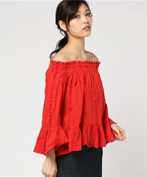 archives（アルシーヴ）の「ビスコスJQオフショルダーブラウス（シャツ/ブラウス・レディース・オフホワイト/ブラック/レッド・MEDIUM）」の3枚目の写真