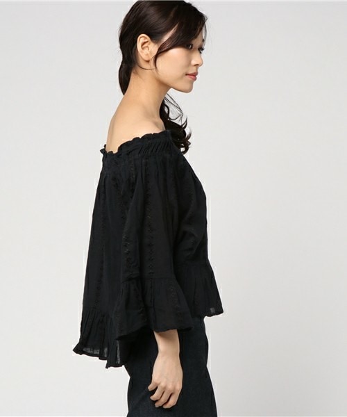 archives（アルシーヴ）の「ビスコスJQオフショルダーブラウス（シャツ/ブラウス・レディース・オフホワイト/ブラック/レッド・MEDIUM）」の5枚目の写真