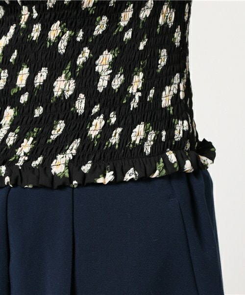 archives（アルシーヴ）の「花柄シャーリングブラウス（シャツ/ブラウス・レディース・オフホワイト/ブラック/ネイビー・MEDIUM）」の9枚目の写真