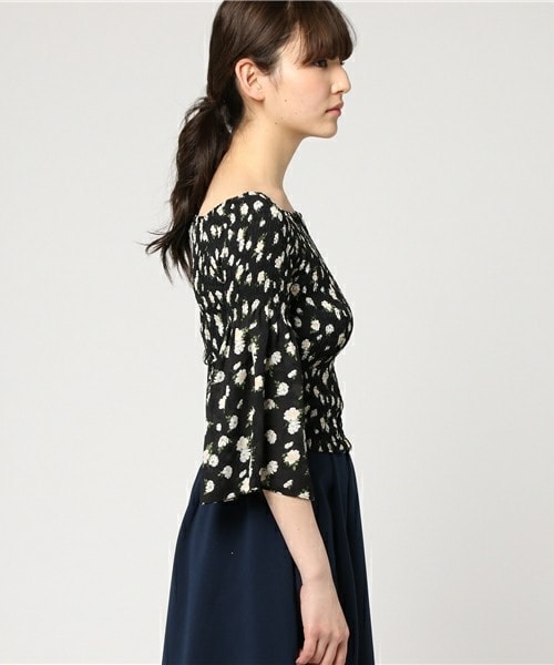 archives（アルシーヴ）の「花柄シャーリングブラウス（シャツ/ブラウス・レディース・オフホワイト/ブラック/ネイビー・MEDIUM）」の5枚目の写真