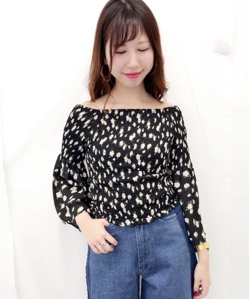 archives（アルシーヴ）の「花柄シャーリングブラウス（シャツ/ブラウス・レディース・オフホワイト/ブラック/ネイビー・MEDIUM）」の2枚目の写真