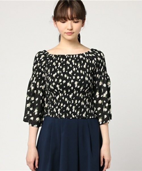 archives（アルシーヴ）の「花柄シャーリングブラウス（シャツ/ブラウス・レディース・オフホワイト/ブラック/ネイビー・MEDIUM）」の4枚目の写真