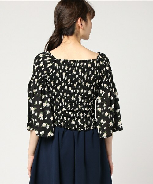 archives（アルシーヴ）の「花柄シャーリングブラウス（シャツ/ブラウス・レディース・オフホワイト/ブラック/ネイビー・MEDIUM）」の6枚目の写真