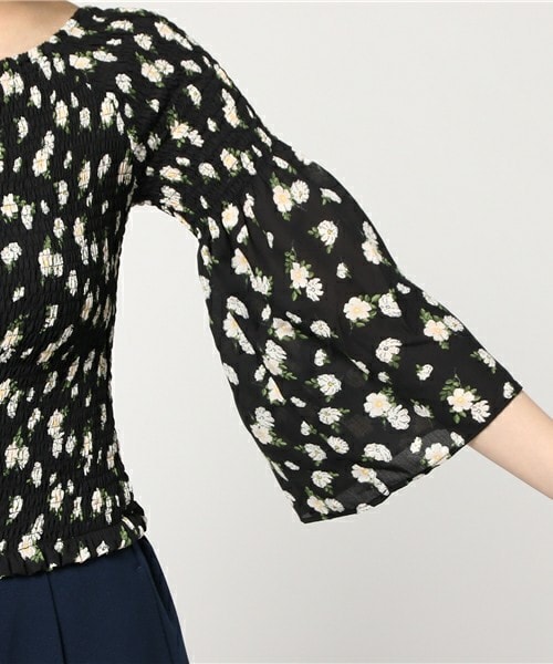 archives（アルシーヴ）の「花柄シャーリングブラウス（シャツ/ブラウス・レディース・オフホワイト/ブラック/ネイビー・MEDIUM）」の8枚目の写真