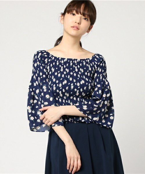 archives（アルシーヴ）の「花柄シャーリングブラウス（シャツ/ブラウス・レディース・オフホワイト/ブラック/ネイビー・MEDIUM）」の3枚目の写真