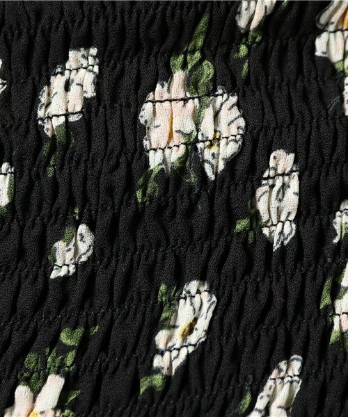 archives（アルシーヴ）の「花柄シャーリングブラウス（シャツ/ブラウス・レディース・オフホワイト/ブラック/ネイビー・MEDIUM）」の10枚目の写真