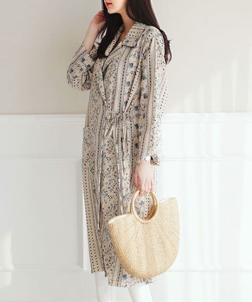 DHOLIC(ディーホリック)の「オープンカラーフラワーパターンロングガウン(その他アウター・レディース・FREE)」の1枚目の写真