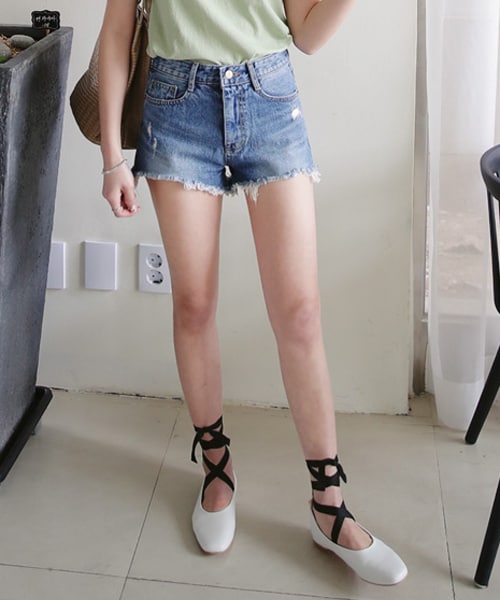 DHOLIC（ディーホリック）の「ハイウエストフレイドヘムデニムショートパンツ（デニムパンツ・レディース・S/M/L）」の2枚目の写真