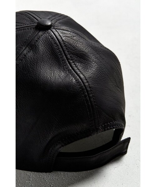 URBAN OUTFITTERS(アーバンアウトフィッターズ)の「Urban Outfitters UO Faux Leather Baseball Hat(帽子・メンズ・BLACK・ONE SIZE)」の4枚目の写真
