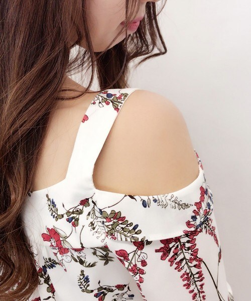 archives（アルシーヴ）の「花柄オフショルキャミ（シャツ/ブラウス・レディース・オフホワイト/ブラック・MEDIUM）」の5枚目の写真