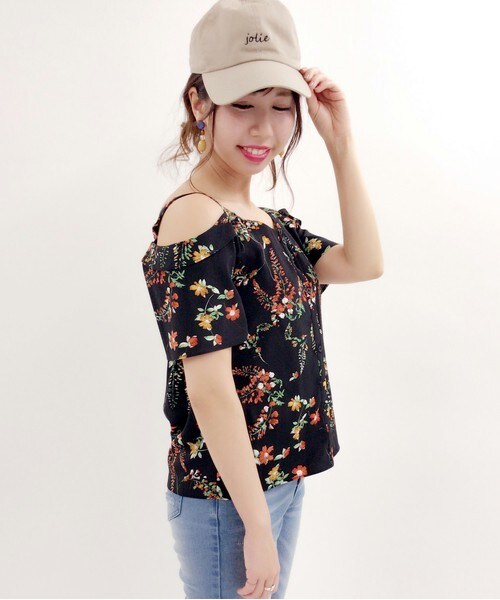 archives（アルシーヴ）の「花柄オフショルキャミ（シャツ/ブラウス・レディース・オフホワイト/ブラック・MEDIUM）」の2枚目の写真