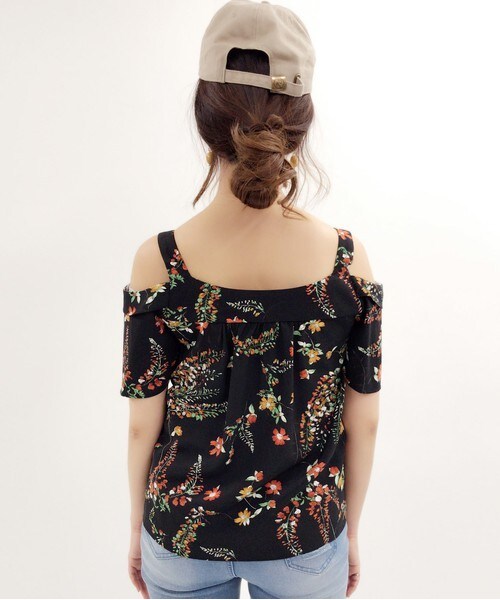 archives（アルシーヴ）の「花柄オフショルキャミ（シャツ/ブラウス・レディース・オフホワイト/ブラック・MEDIUM）」の10枚目の写真