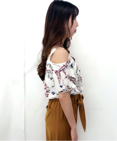 archives（アルシーヴ）の「花柄オフショルキャミ（シャツ/ブラウス・レディース・オフホワイト/ブラック・MEDIUM）」の3枚目の写真