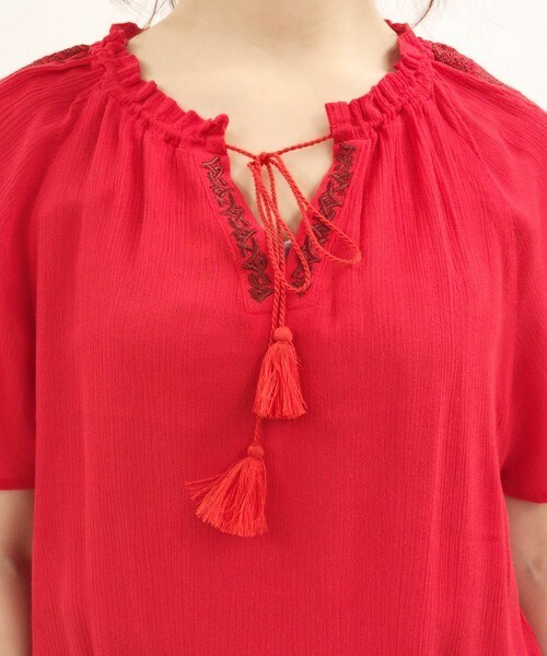 archives（アルシーヴ）の「タッセル刺繍プルオーバー（シャツ/ブラウス・レディース・オフホワイト/ブラック/レッド・MEDIUM）」の7枚目の写真