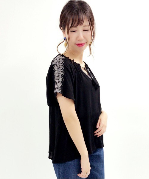 archives（アルシーヴ）の「タッセル刺繍プルオーバー（シャツ/ブラウス・レディース・オフホワイト/ブラック/レッド・MEDIUM）」の2枚目の写真